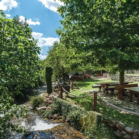 Pet Friendly In Zrnovnica With Wifi *