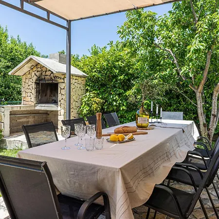 Pet Friendly In Zrnovnica With Wifi