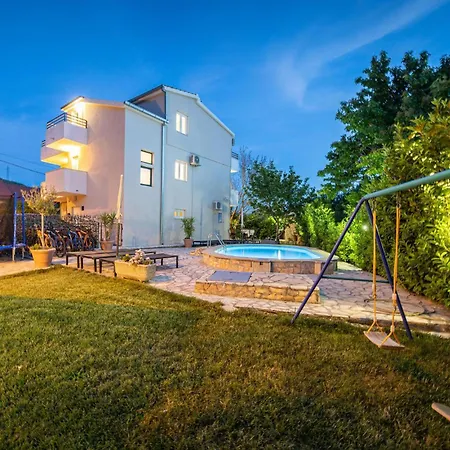 Pet Friendly In Zrnovnica With Wifi